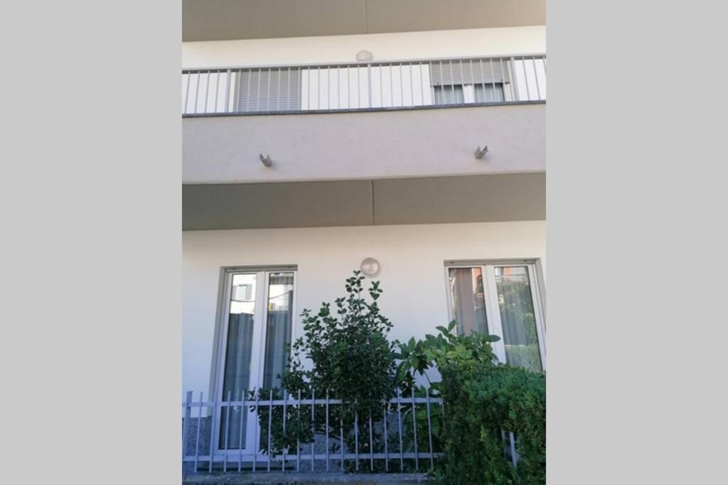טיראנו Appartamento Incantevole Con Parcheggio Gratuito מראה חיצוני תמונה